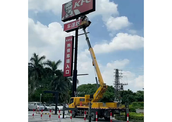 直臂車高空作業(yè)案例